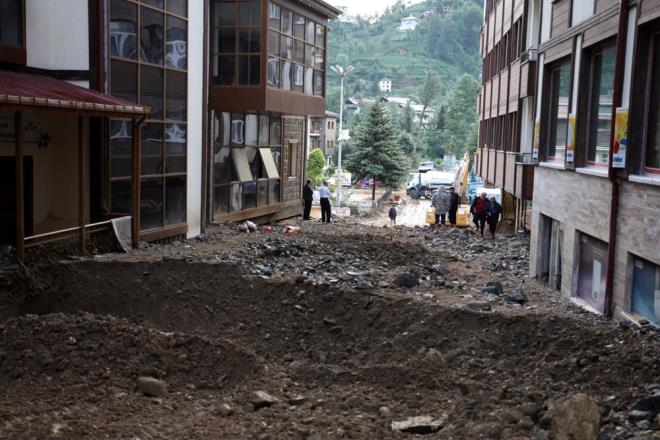 Rize?de dn akam saatlerinde balayan saanak sel ve heyelanlar da beraberinde getirdi. 7 saatte metrekareye 220 kilogram yan dt kentte, dereler tat, yollar ulama kapand, heyelanlar meydana geldi. Merkeze bal Muradiye Beldesi?nde heyelan sonucu ken evin enkaz atlnda kalan Hacer Mert?in cansz bedenine ulald, enkaz altnda kalan 2 kiiyi arama almalar sryor. Gneysu ilesinde ise sele kaplan Halil Arc kayboldu. Sel ve heyelan blgelerinde mahsur kalanlar AFAD, AKUT ve DAK ekiplerince gece boyu gvenli blgelere tahliye edildi.