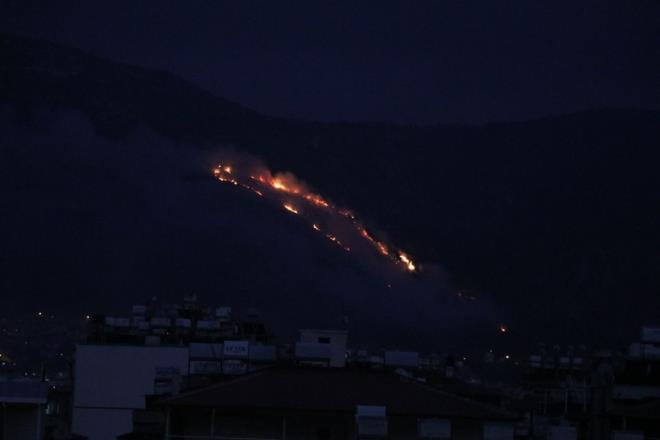 Yaklak 2 hektar alann zarar grd yangn blgesinde, soutma almalar sryor.