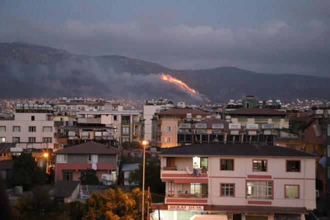 Hatay'n merkez Antakya ve Hassa ilelerinde ormanlk alanda kan yangnlara mdahale ediliyor.
