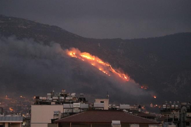 Mdahale srasnda dumandan etkilenen bir itfaiye eri, ambulansla Hatay Devlet Hastanesine kaldrld.