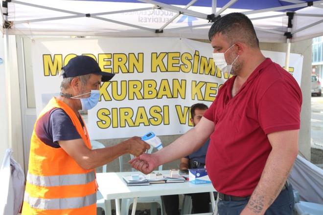Kurban Bayram? iin hazrlklarn tamamladklarn aktaran Cokun, ?Normal koullarda 90 adet adr kapasiteli bir alan olmasna karlk pandemi tedbirleri kapsamnda 50 adet adrla snrlandrld.  Alan giren kiilerin HES kodlarna bakyoruz. Atelerini lp, maske datyoruz? dedi. <br>HAYVANIN GENEL MUAYENESN YAPIYORUZ<br>  Kafasnda soru iareti olan vatandalara yardmc olduklarn belirten Cokun, ?Hayvan alrken pheye den, kafasnda soru iareti olan vatandalarmza yardmc oluyoruz. Hayvann genel muayenesini yapyoruz. Kpe numaralarndan kiilerin hayvanlar sorgulanmasna yardmc oluyoruz? diye konutu.