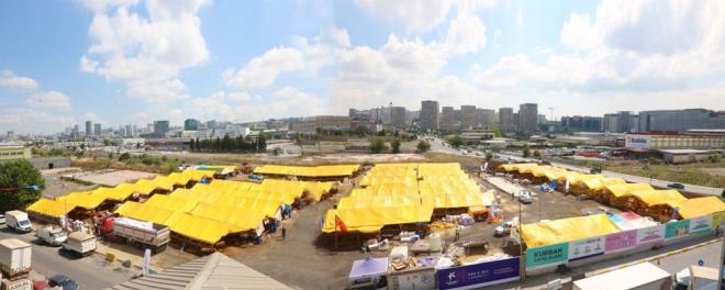 Pazarn tek kadn satcs olan Dudu irin de ?0 hayvan getirmitik, elimizde 5?i kald. Fiyatlar hayvanna gre deiiyor, 23 bin liraya kadar kyor. Pazarn tek kadn satcsym. Olum ve torunlarmla geldim. Sk pazarlk yapmaynca vatandalar kurban almyor o nedenle iyi pazarlk yaparm? dedi.