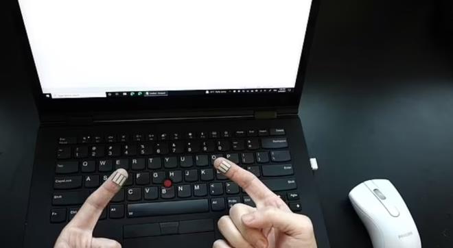 Ancak bilim insanlar iin  bu kadar kk bir alandan teri toplamak ve onu elektrie dntrmek, zel malzeme ve mhendislik gerektiren zorlu bir iti.    Yin?in yapt aklamaya gre cihaz, ter emici bir karbon kpnden yaplm elektrik elektrotlarla donatld.