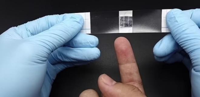 ABD?de California niversitesi?nden aratrmaclar, parma yara band gibi saran yeni bir giyilebilir cihaz gelitirildi. Sz konusu alet, insanlarn terini  toplayarak elektrik enerjisine dntryor.     G reten giyilebilir cihazlarn ou, kullanclarn youn egzersiz yapmasn gerektiriyor. Ancak yeni cihaz, bir kii uyuyor olsa bile parmak ularndaki nemden elektrik retmek iin pasif bir sistem kullanyor.