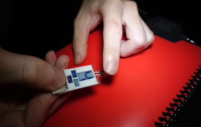 UZUN BR SRE BOYUNCA KULLANILABLR    Yin, "Cihazn boyutu yaklak bir santimetrekare.. Malzemesi de esnektir, bu yzden ok sert olduu veya garip hissetmesi konusunda endielenmenize gerek yok. Uzun bir sre boyunca rahatlkla giyebilirsiniz? dedi.