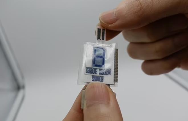 almann yazar Lu Yin, "Vcudun dier ksmlarnda daha terli hissetmemizin nedeni, bu blgelerin iyi havalandrlmamasdr. Tersine, parmak ular her zaman havaya maruz kalr, bu nedenle ter dar karken buharlar. Yani, buharlamasna izin vermek yerine, bu teri toplamak iin cihazmz kullanyoruz ve nemli miktarda enerji retebiliyoruz? dedi.