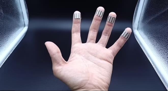 TM GNLK AKTVTELER ELEKTRK ENERJSNE DNEBLR    Yin, cihazdaki akll snger malzeme sayesinde terin iletkenler tarafndan toplanp ilendiini syledi. Buna gre, enerji toplayc, kullanc terlemeye baladnda ya da hafif parmakla hafife vurduunda az miktarda elektrik retmeye balyor. Bu sayede, telefonda mesajlamak, araba kullanmak, piyano almak, ya da yaz yazmak gibi faaliyet kolayca elektrik enerjisine dnyor.