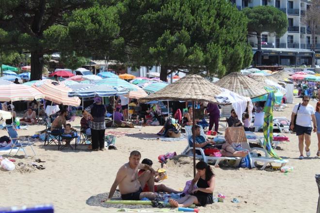 'OK KALABALIK BULDUK'  Kurban Bayram?n geirmek iin ailesiyle birlikte Almanya?dan gelen Serkan zelik, ''ok kalabalk bulduk buray, bayramda daha da kalabalk olacak galiba. Daha nce de buraya gelmitim, denizi ve havas ok gzel herkese tavsiye ediyorum'' eklinde konutu.