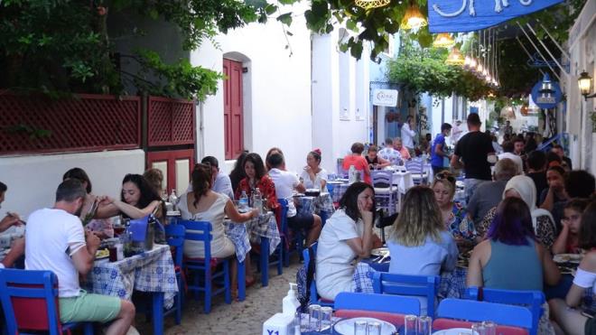 Kurban Bayram tatilinin 9 gn olmasn frsat bilenler, zellikle stanbul'a yaknl nedeniyle Bozcaada'daki konaklama tesislerini tercih etti.