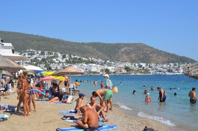 Bir benzer grnt de Kocaeli'nin Kandra ilesinde olutu.    Tatili ve scaklar frsat bilenler stanbul?a yakn olmas nedeniyle Kandra'ya akn etti.