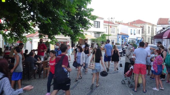 TATLCLERE 'REZERVASYON' UYARISI  Turizm merkezi Bozcaada'ya tatilcilerin youn talebi olduunu syleyen Bozcaada Turizm letmecileri Dernei Bakan Erkan Yavuz, "Kurban Bayram'nda doluluk oranmz yzde 100'e ulat. Gelecek olan btn misafirlerimize nerilerimiz, ltfen rezervasyon yaptrmadan adamza gelmeyin. Ar younlukta madur kalmayn" dedi.