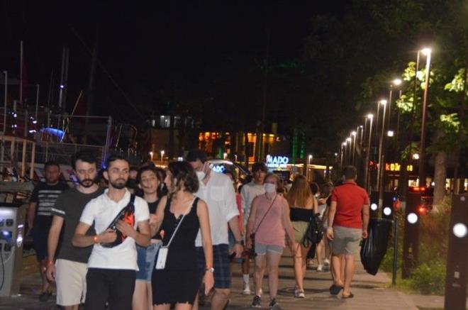 TALEP DE KAYET DE OK  Bodrum'un Trkiye?nin en gzde tatil merkezlerinden biri olduu ve youn bir talep aldn dile getiren Bodrum Otelciler Dernei (BODER) Genel Sekreteri Yiit Girgin, "Artan bu talepler nedeniyle tatili iin zel aralar ile gelen misafirler trafikte younluk ve aksamalara neden oluyor bununla ilgili ikayetler alyoruz'' dedi.