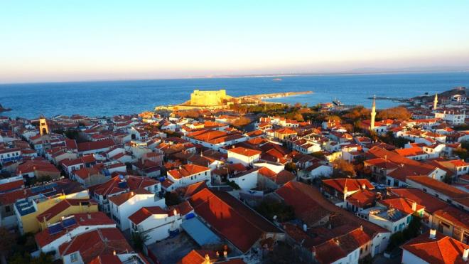 Resmi olarak 4 bin 194 yatak kapasitesine sahip Bozcaada?da, gnlk kiralanan konut ve ba evleri ile bayram dneminde gnde 15 bin turistin arlanmas bekleniyor.