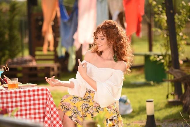 arkc Glden, yeni seslendirdii Yandan Yandan adl arksn, YouTube zerinden yaynlad. nl arkc, 3 yl nce boand eski ei Ercan Mutlu'nun tehdit mesajlarna maruz kald.