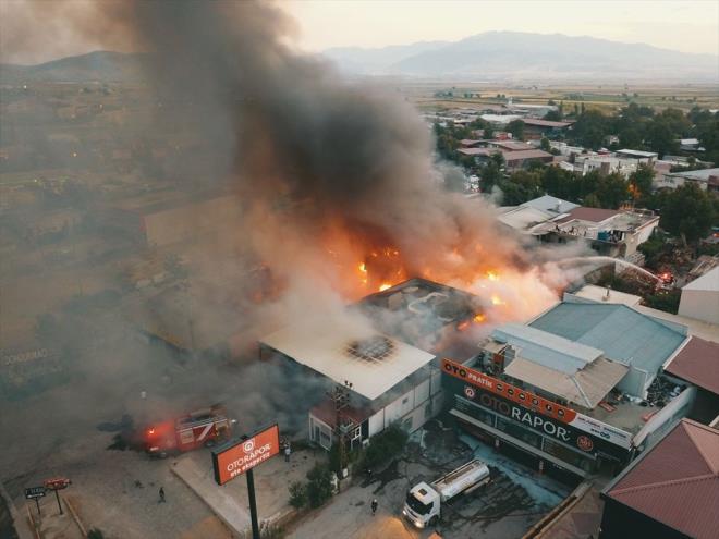 Yangna, 50 arala mdahale eden ekipler yaklak 6 saat sren almann ardndan yangn kontrol altna ald.