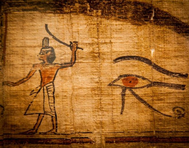 LLER KTABI'NIN BAINDAK SAHNE    Griffith, ?Malzeme zerine yazmak zor; bir ty kaleme ve sabit bir ele ihtiyacnz var ve bu kii harika bir i karm. Sarg paralar zerinde, adak olarak bir kz kesen kasaplarn yan sra, lmden sonraki yaam iin mobilya tayan erkeklerin resimleri yer alyor. Ayrca isim iaretleri olan ahin, ibis ve akallarn yan sra  tanra-kzkardeler sis ve Nepthys figrlerinin olduu bir cenaze teknesi ve Anubis ile kzak eken birinin tasviri de var? dedi.    Dier taraftan, birletirilmi paralarda oluan sahne, Torino Papirs?ndeki ller Kitab'nn nshasnn banda da grlyor.