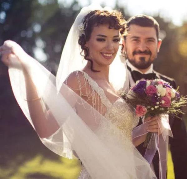 Bakan, "Hi estetiiniz var m?" sorusuna, "Yok ama yaptrmay ok istiyorum. Burnumda kk bir knt var. Eer burun estetii yaptrrsam, eim beni boar ve kariyerim baka bir yere gidebilir" yantn vermiti.