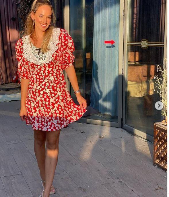 Seda Bakan, 10 Ekim 1985 tarihinde Kocaeli, Gebze'de domutur.Anne taraf Selanikli, baba taraf Saraybosnaldr. Bir de aabeyi vardr. Sakarya niversitesi D Ticaret Blm'nden mezun oldu.    Trker nanolu'nun sinema televizyon alannda eitim vermek ve sektrde hazr yetimi personel an kapatmak iin Kavack'ta kurduu TRVAK Sinema ? TV Eitim Merkezi'nde eitim ald.