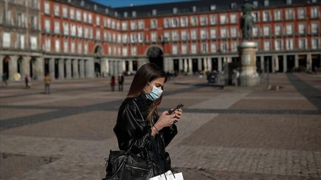 Nefes darl, ba ars, kas arlar, gr bozukluu aylarca devam eden ve en kk bir abadan sonra yataa den Adams, en ktsnn de kimsenin uzun Covid ile ilgili bir bilgisinin olmamas olduunun altn izmiti.Ona hastalnda en ok yardmc olan ey ise, bu rahatszl eken tek kiinin kendisi olmadn kefetmesi olmu. 11 ay sonra uzatmal Covid'i atlatmay beklerken Lucy Adams yeniden Covid'e yakalanyor. Adams, uzatmal Covid'in kalc olmadn sonunda iyileebilen bir hastalk olduunu da vurguluyor.