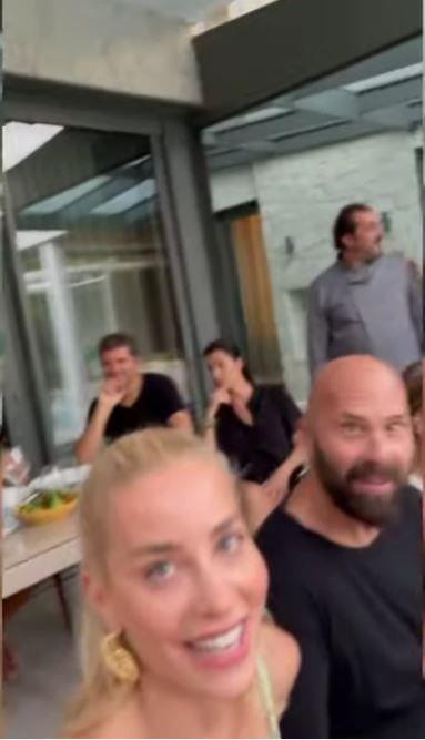 Yemekte Acun Ilcal'nn yakn dostu ve i arkada Esat Yontu ve ei Hande Glen de yer ald.