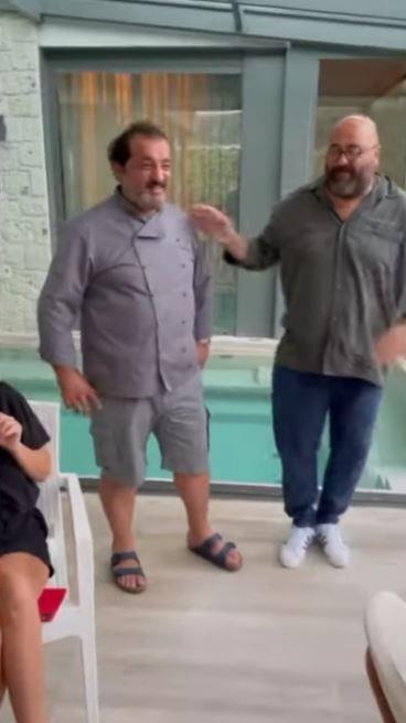 MasterChef jri yesi ef Mehmet Yalnkaya'nn hazrlad zel meny nl dostlarna sunan Acun Ilcal, Mehmet ef'e teekkr etti ve meny paylat.