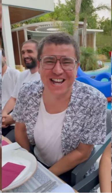 'Aabey ok az'<br>    Acun Ilcal sz komedyen brahim Bykak'a vererek 'Yemek konumas yap' dedi ancak Bykak 'Aabey ok az' diyerek masadaki dierkonuklar gldrd.