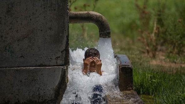Ankara?da scaklk sal gnne kadar 40 dereceye kacak<br>  Ankara ve  Anadolu Blgesi?nde ise sal gn de dahil scaklklarn 40 dereceyi bulacan belirten Dr. zdemir, ?Ama hissedilen scaklk 42-43?e kabilir." dedi ve u uyary yapt: