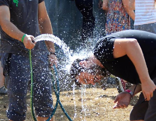 Gne arpmas olabilir; bol su iin<br>  Kiilere dar karken apka takp, emsiye almay neren Dr. Gven zdemir, ?Glge olan alanlarda vakit geirin. Gne arpmasna dikkat edin, bol bol su iin. Kk ocuklar gnein en tepede olduu saatlerde dar karmayn. Tatile gidenler de gnelenirken saat aralna dikkat etsin. Gnein altnda uzun saatler geirmesin? dedi.