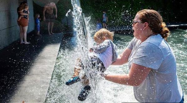 Samsun: Paral ve az bulutlu 29<br>  Trabzon: Paral, yer yer ok bulutlu, le saatlerinden sonra i kesimleri yerel saanak ve gk grltl saanak yal 28<br>  Erzurum: Paral, yer yer ok bulutlu, le saatlerinden sonra yerel saanak ve gk grltl saanak yal 28<br>  Diyarbakr: Az bulutlu ve ak 40