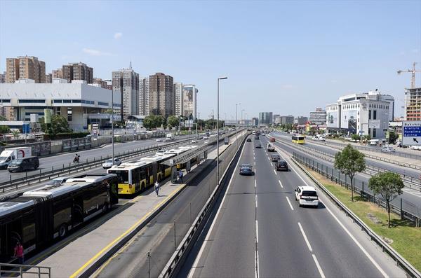 te yandan, BB trafik younluu haritas verilerine gre stanbul genelinde trafik younluu saat 10.50 itibaryla yzde 24 lld.