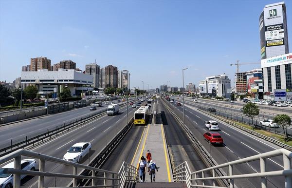Anadolu Yakas'nda, TEM otoyolu Ankara istikametinde, Ataehir ve Tuzla arasnda baz blgelerde trafik younluu gzlendi.