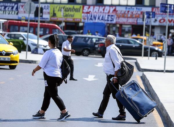 Havalimannda hareketlilik yaand<br>  stanbul Havaliman'nda da dne gre azalm olsa da yolcu hareketlilii sryor. Havaliman giri kaplarnda ve kontuar nlerinde younluk nedeniyle sra olutu. Havaliman grevlileri younluu azaltmak iin nlem ald. Younluk ounlukla i hatlarda yaand. Havalimanndan dn 1060 sefer gerekletirildii kaydedildi.