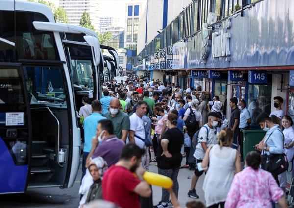 Yolculardan Ahmet elik ise biletini 10 gn nceden ald iin yer bulabildiini belirterek, "Sonra bilette deiim yapmak istedim ama yer bulamadm. Bugn bilet bulmam imkanszd, otobsler gerekten dolu, otogarn younluundan da belli. Dn biletini de nceden aldm." diye konutu.