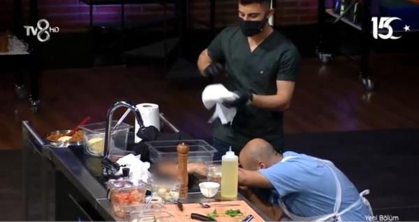 Hrs yapt  <br>  Olay ncesi, Mehmet ef yarmaclardan Bozbey'e "20 dakika var hl i yapyorsun" diye bir eletiride bulundu. efin yorumunun ardndan hrs yapan yarmac Bozbey, yemeini hazrlarken ok hzland.