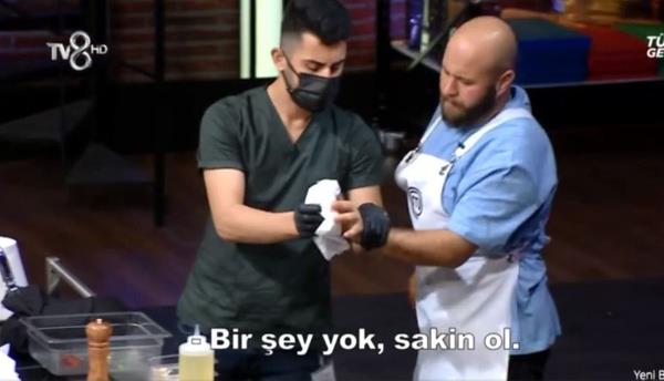efler ve salk grevlisi, yarmacdan yemei brakmasn isterken, Bozbey ise yemek yapmaya devam etti. ?Bu kan durmaz? denilen ve arlan salk grevlisinin mdahalesi srasnda lklar atan Bozbey yine de mcadeleyi brakmad.