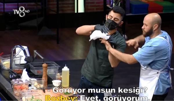 lklar iinde...  <br>  Hzl bir ekilde dorama ilemi yapan yarmac, ani bir hareketle elini kesti. Salk ekibinin pansuman srasnda elinin acsyla lklar atan yarmac, kan iinde kalmasna ramen yarmaya  devam etmek istedi.