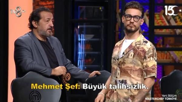 Dorama yapt esnada ani bir hareketle elini kesen yarmacnn ac iinde kvrandn fark eden ef Somer Sivriolu, salk grevlisini ard.