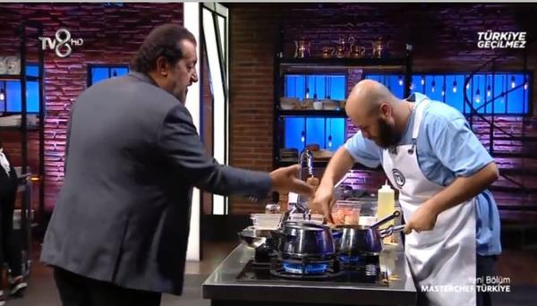 Stdyoda korku dolu anlar yaatt  <br>  te yandan 15 Temmuz'da yaynlanan blmde ok talihsiz bir olay yaand. TV8 ekranlarnda yaymlanan yarma program MasterChef?in yeni blmnde, yarmac Bozbey Muratcan, stdyoda korku dolu anlar yaatt. Yarmac, soan dolmas yaparken elini kesti.