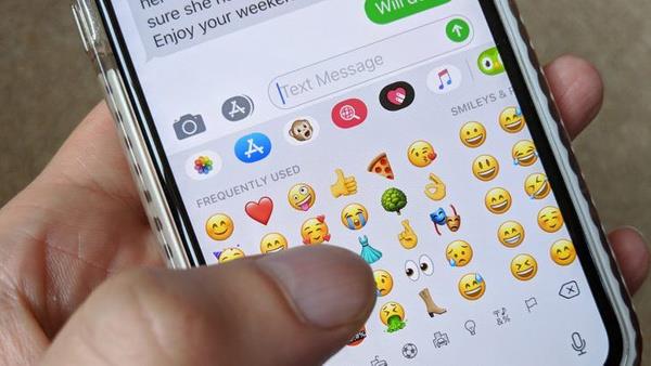 Facebook Dnya Emoji Gnn kutlamak amacyla Trkiye?deki kullanclar tarafndan en ok kullanlan emojiler paylat. irketin paylat bilgilere gre, Facebook'ta getiimiz 3 ay ierisinde 15 milyondan fazla nazar boncuu emojili gnderi paylald; favori emojiler ise cinsiyet ve jenerasyon baznda deiiklik gsteriyor.