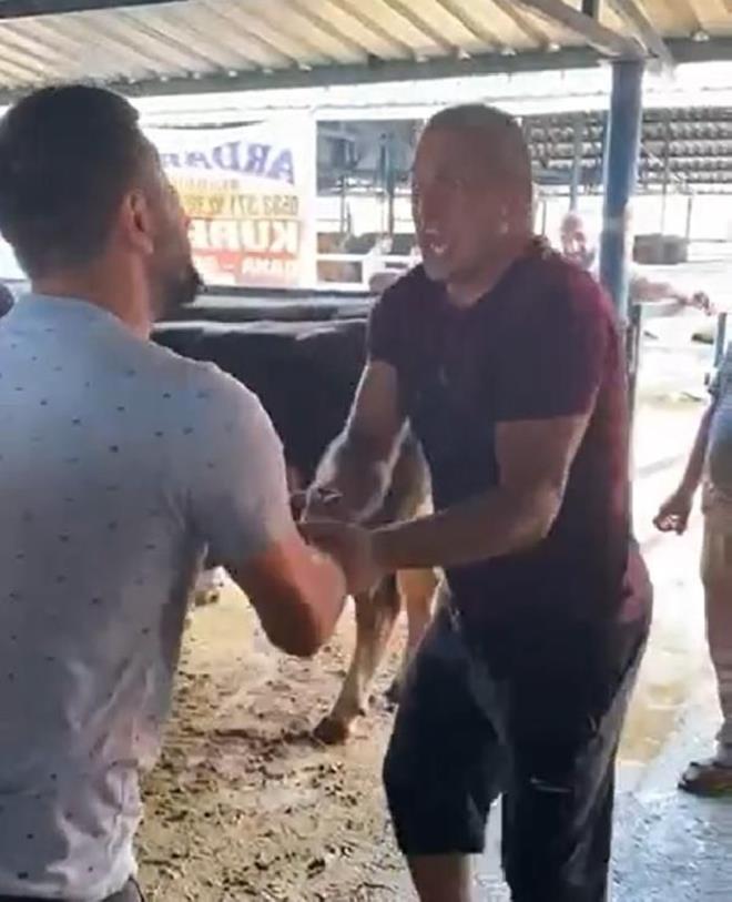 Yldrm ilesindeki sabey Hayvan Pazar?nda dn kurbanlk almak iin pazara gelen Salih Gler, zgr Kahraman?a ait bir boay beendi.    3 gn boyunca boa iin pazarla gelen Gler, son pazarlkta Kahraman ile el skt.    zgr Kahraman, hayvan iin 13 bin 500 TL istedi, Gler ise 12 bin 500 TL teklif etti.    Bu srada Kahraman?n kolunu sallamaya balayan Gler, beendii boa iin 12 bin 750 TL'ye anlama salad.