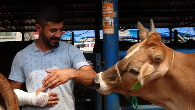 "Daha nce de benzer bir pazarlk yaamtm ama bu kadar deildi, orada incinmiti imdi ise atlad" diyen Kahraman, "Videoyu izledikten sonra pazarlk yaptm kii arayp zr diledi. Ben de ona ?Tedavi masraflarn hayvan parasnn zerine ekleyeceim. Yine benim istediim paraya gelecek? dedim. O da ?Cann sa olsun? dedi" diye konutu.
