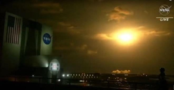 Dier taraftan, ABD?deki Uzay Politikas ve Stratejisi Merkezi tarafndan kaleme alnan 2019 tarihli bir baka alma, uzay emisyonu sorununu, yazarlarn endstri iin varolusal bir risk oluturduunu syledii uzay enkazna benzetti.     almann yazarlar, "Bugn, frlatma arac emisyonlar, uzay enkaz sorununun belirgin bir yanksn sunuyor. Yrngeye k srasnda stratosfere yaylan roket motoru egzozu kresel atmosferi olumsuz etkiliyor? dedi.