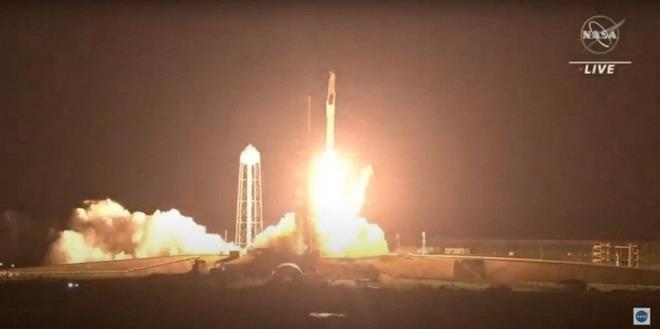 "BYK BR EVRESEL YIKIMI BERABERNDE GETRECEK"    Ancak, London College niversitesi?nde  fiziki corafya doenti olan Eloise Marais, yeni bir zel uzay endstrisinin byk evresel bir ykm beraberinde getirecei konusunda uyard.    Marais?in belirttiine gre, roketler uzaya frlatldnda, Dnya atmosferinden kar iin ok miktarda itici gaza ihtiya duyuyor. SpaceX'in Falcon 9 roketi iin kerosen, NASA?nn  yeni frlatma sisteminde sv hidrojen kullanyor.  Bu yaktlar atmosfere karbondioksit, su, klor ve dier kimyasallar da  dahil olmak zere eitli maddeler yayyorlar.