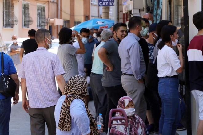 Bayramlk baklava alabilmek iin saat 05.00'te sraya giren mterilerinin olduunu syleyen iletme mdr Cem Aldemir, "Bu kuyruk artk geleneksel hale geldi. Sa olsun Eskiehirliler youn ilgi gsteriyorlar" diye konutu.