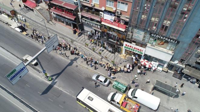 Bazlar scaktan daha az etkilenmek iin karton paralaryla kendilerine glge yapt.