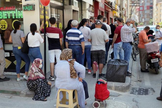 Yaklak 2 saat srada beklediini belirten Ahmet Ylmazdoan da "Bayramlk baklava almaya geldik. Burada fiyatlar uygun. Kalitesi de gzel. Her bayram byle kuyruk oluyor. Yaklak 2 saattir bekliyorum" dedi.