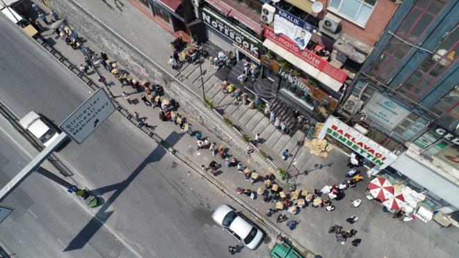 KLOSU 19 LRA  Scak havaya ramen yaklak bir saatlik beklemenin ardndan dkkann iine girebilenler, kilosu 19 liradan balayan baklavalardan satn ald.