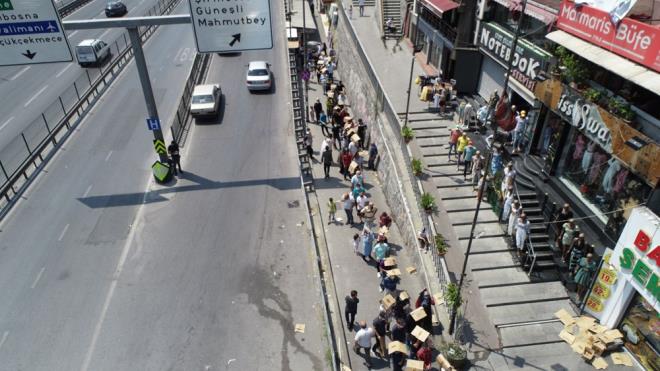 Arefe gn sabahn ilk saatleri ile birlikte sraya giren vatandalar tatlc dkkan nnde metrelerce kuyruk oluturdu.