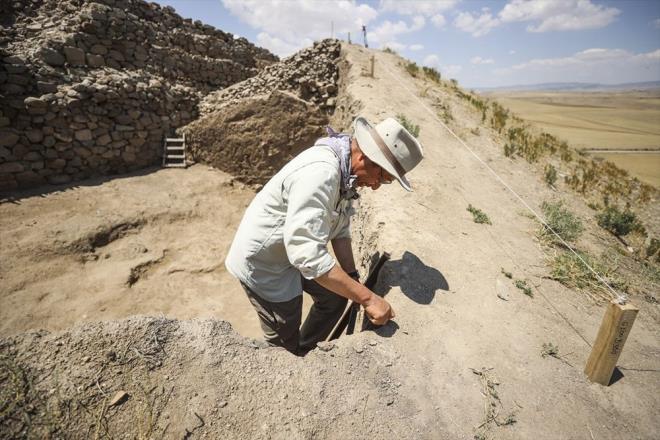 Trk halkyla birlikte yaamaya altn belirten Kimiyoshi, unlar dile getirdi: "Kye ilk geldiimizde 'Bunlar ne iin geldi, ne yapyorlar?' diye dnmt halk. Ama artk birbirimize altk. Bizi seviyorlar.Biz, Japonlar ile ilgili tarihi aratrmak iin deil, insanln tarihini aratrmak iin buradayz" dedi.