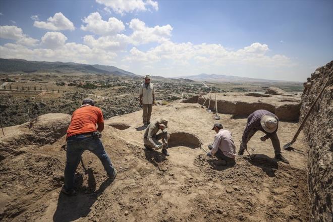 Krkkale'nin Karakeili ilesindeki Bklkale mevkisinde 2009'dan beri srdrdkleri almalarn sezon sonuna geldiini aktaran Kimiyoshi, "Bklkale'deki kazy 11 senedir srdryoruz. Buray kazma amacmz M.. 2000'li yllara ait Hitit ve Hitit?ten nceki Asur ticaret koloni ana ait bir ehir aratrmas yapmak"diye konutu.   <br>  te dier kareler...
